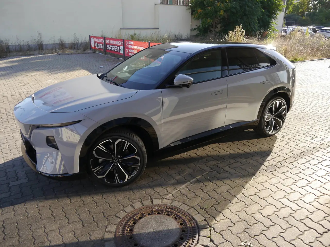 Mazda CX-6e Takumi bis zu 464 Kilometer 26,45 Zoll großes Infotainment-Display bietet bis zu 1434 Liter, миниатюра 3