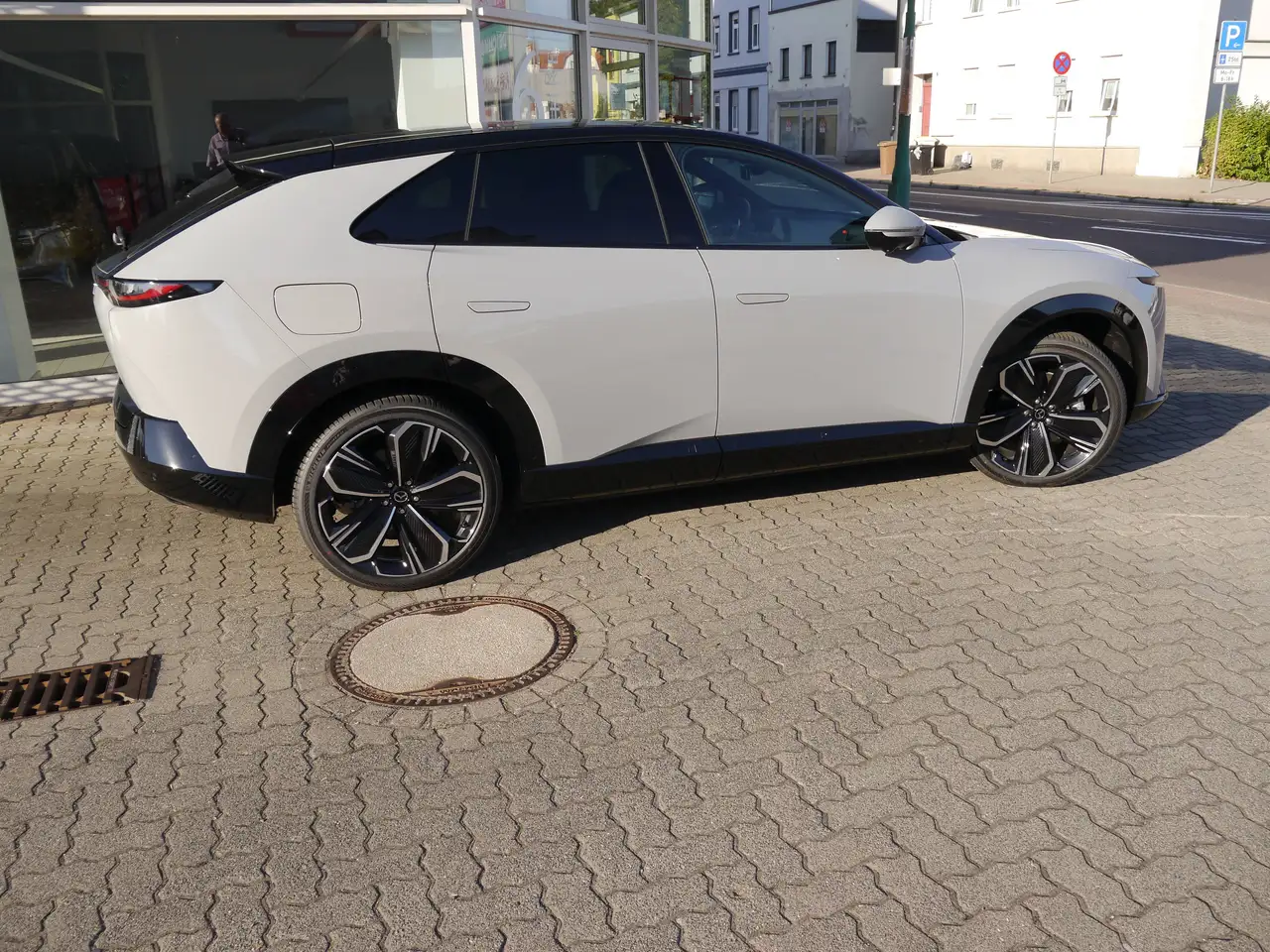 Mazda CX-6e Takumi bis zu 464 Kilometer 26,45 Zoll großes Infotainment-Display bietet bis zu 1434 Liter, миниатюра 9