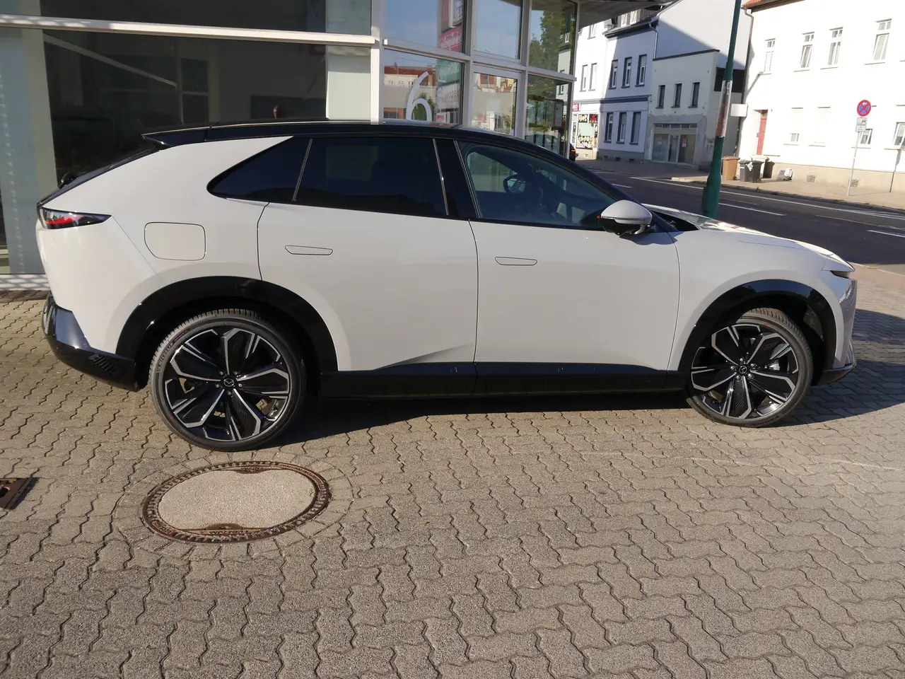 Mazda CX-6e Takumi bis zu 464 Kilometer 26,45 Zoll großes Infotainment-Display bietet bis zu 1434 Liter, миниатюра 8