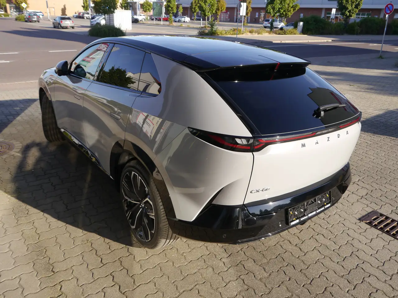 Mazda CX-6e Takumi bis zu 464 Kilometer 26,45 Zoll großes Infotainment-Display bietet bis zu 1434 Liter, миниатюра 6