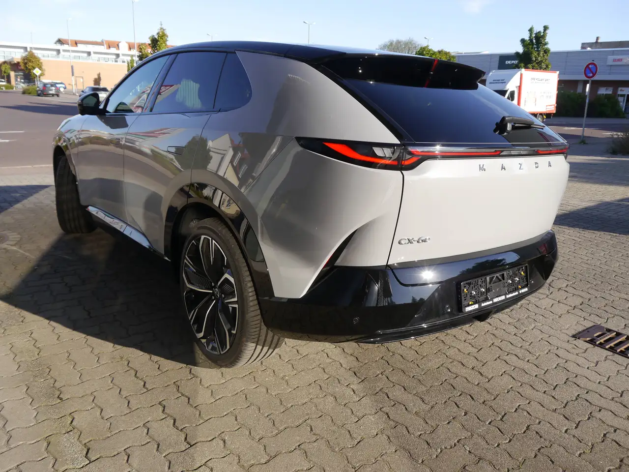 Mazda CX-6e Takumi bis zu 464 Kilometer 26,45 Zoll großes Infotainment-Display bietet bis zu 1434 Liter, миниатюра 5