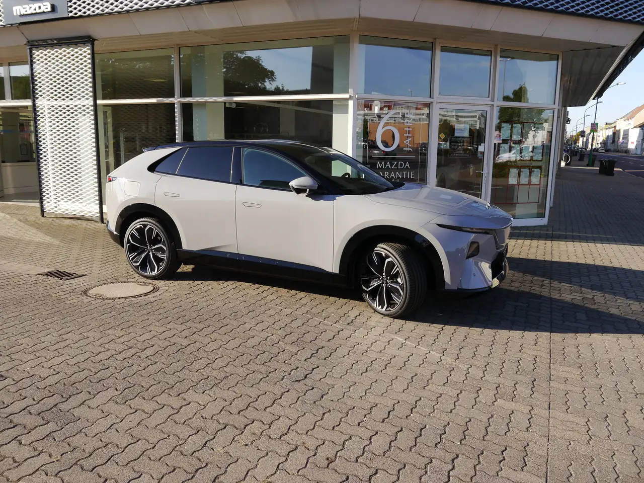 Mazda CX-6e Takumi bis zu 464 Kilometer 26,45 Zoll großes Infotainment-Display bietet bis zu 1434 Liter, миниатюра 12