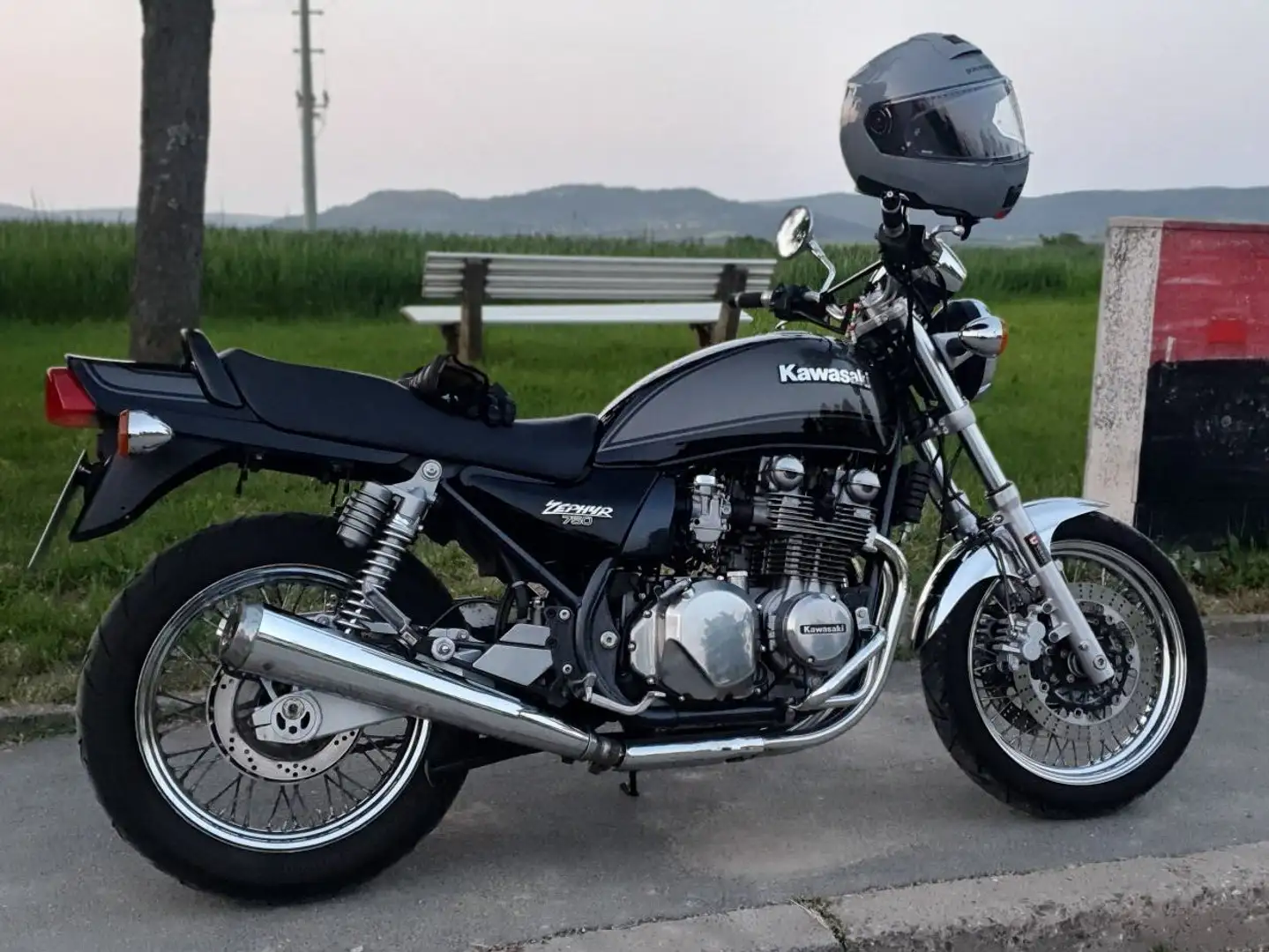 Kawasaki Zephyr 750 D mit Speichenrädern und zeiweifarb Lackierung Noir - 1