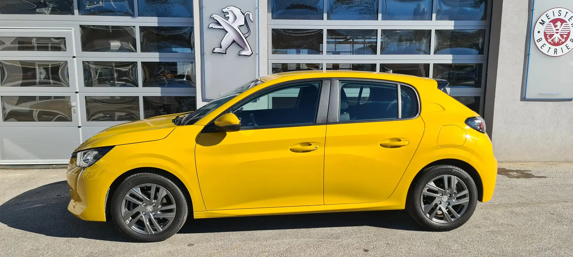Peugeot 208 Active Pack PT 100 Yellow - 1