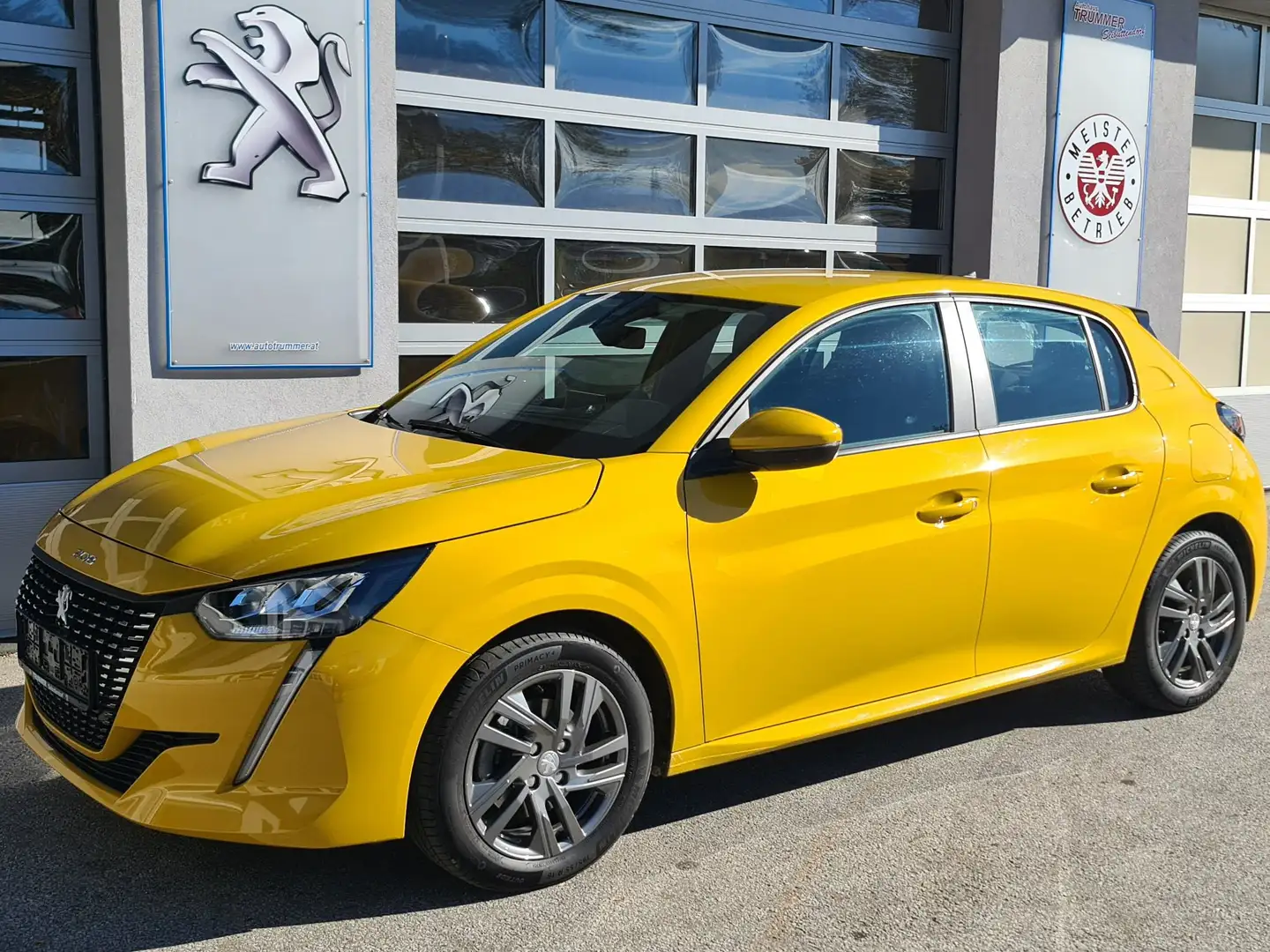 Peugeot 208 Active Pack PT 100 Yellow - 2