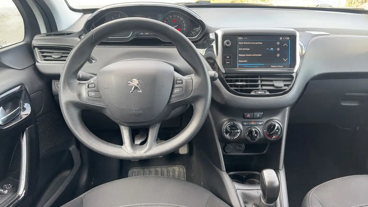 Peugeot 208 208 — photo 22