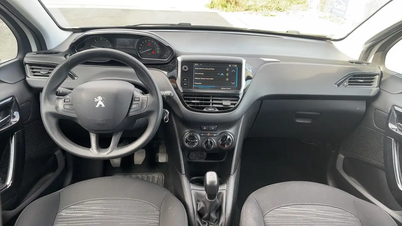 Peugeot 208 208 — photo 11