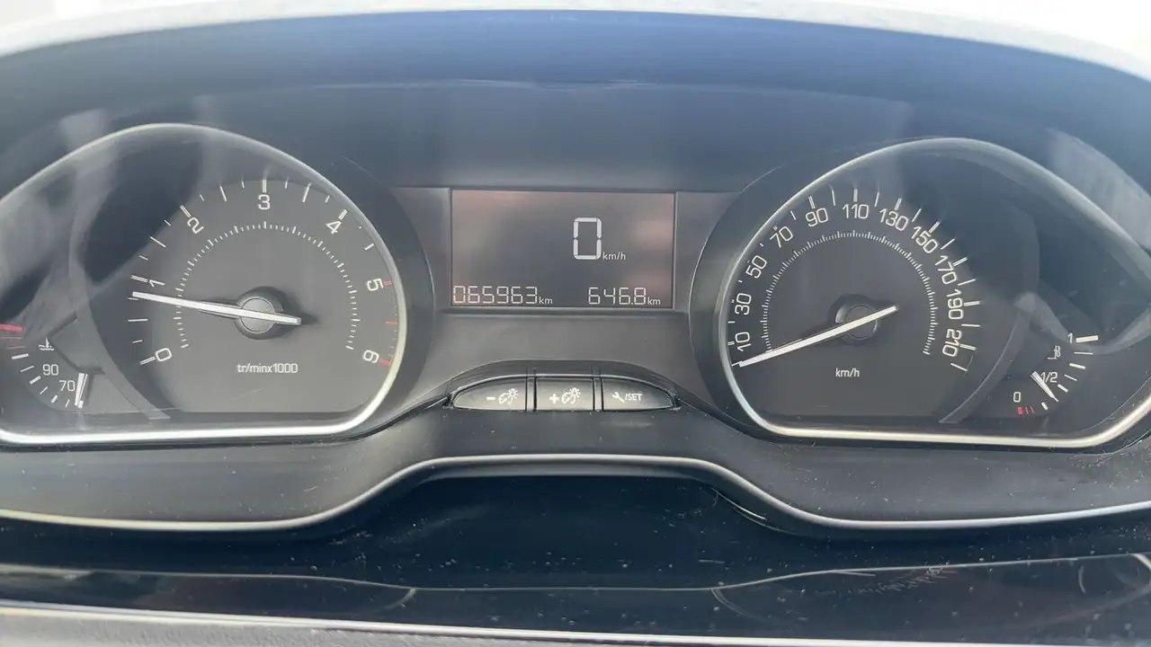 Peugeot 208 208 — photo 12