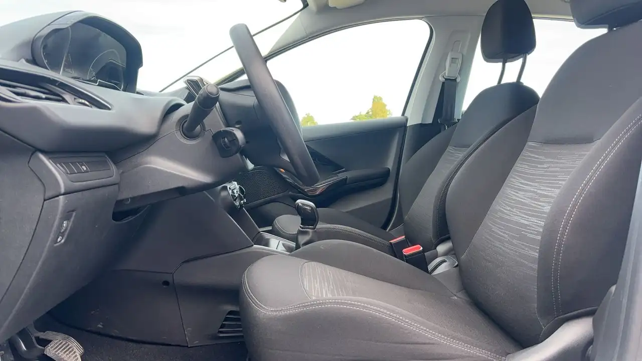 Peugeot 208 208 — photo 27