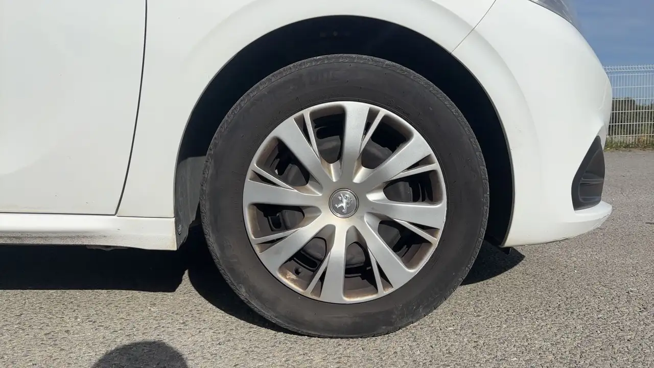 Peugeot 208 208 — photo 17