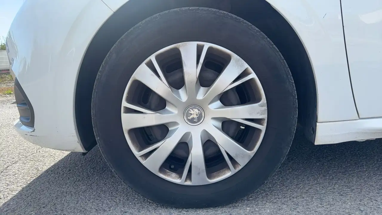 Peugeot 208 208 — photo 18