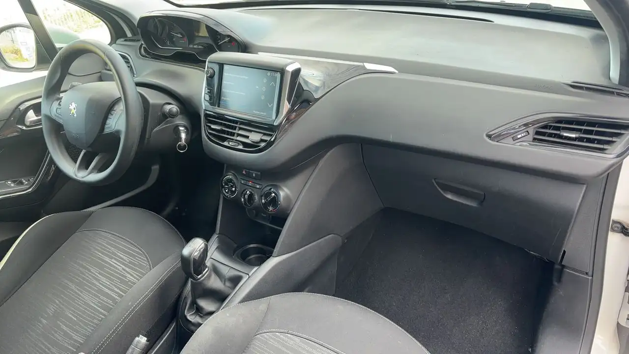 Peugeot 208 208 — photo 10