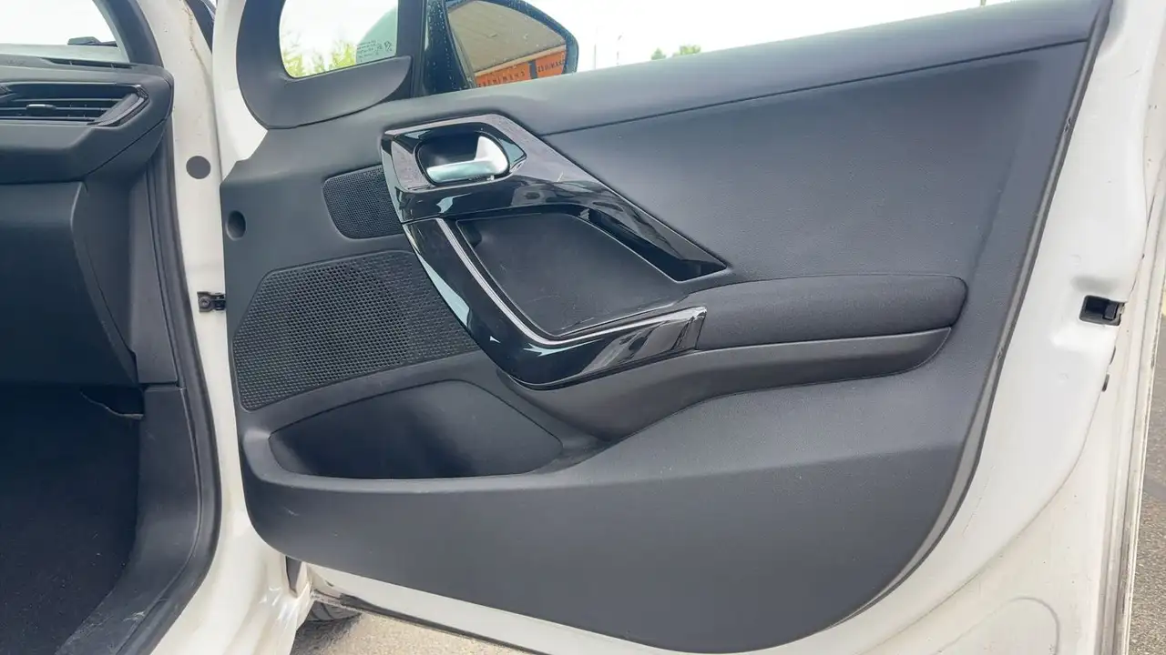 Peugeot 208 208 — photo 24