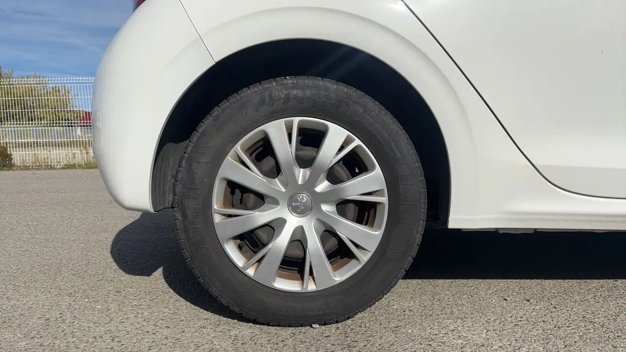 Peugeot 208 208 — photo 16