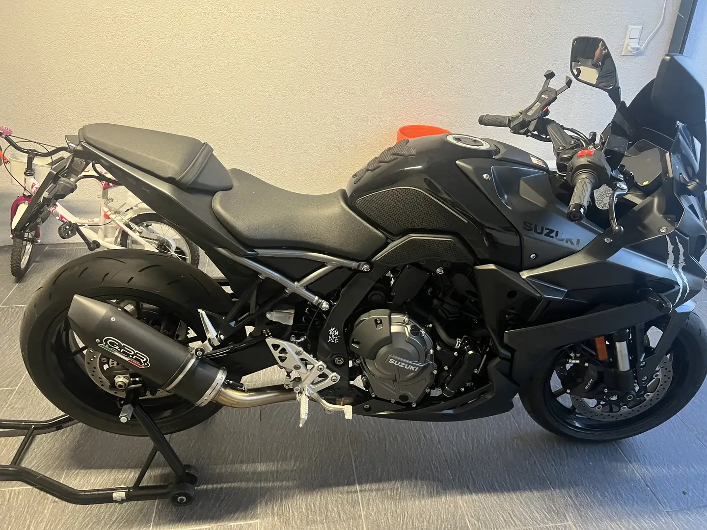 Suzuki GSX 8R - 1