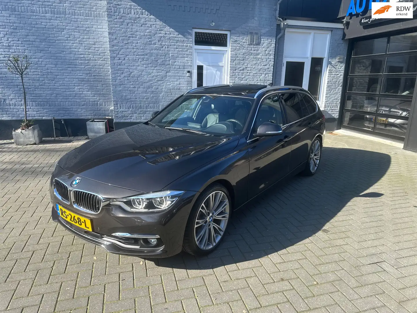 BMW 330 3-serie Touring 330i | PANO | ELEK. TREKHAAK | MEM Braun - 1
