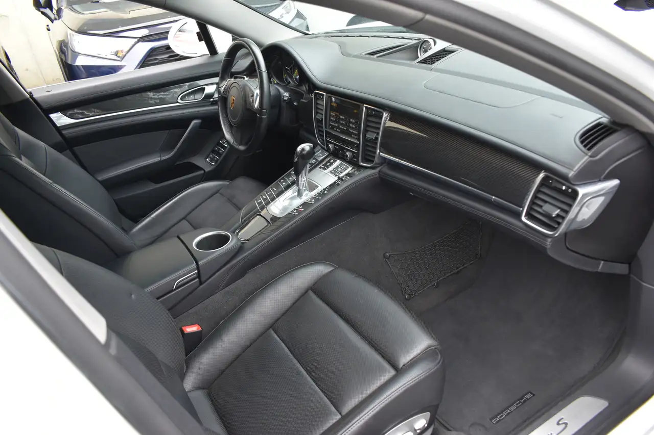 Porsche Panamera снимка Porsche Panamera