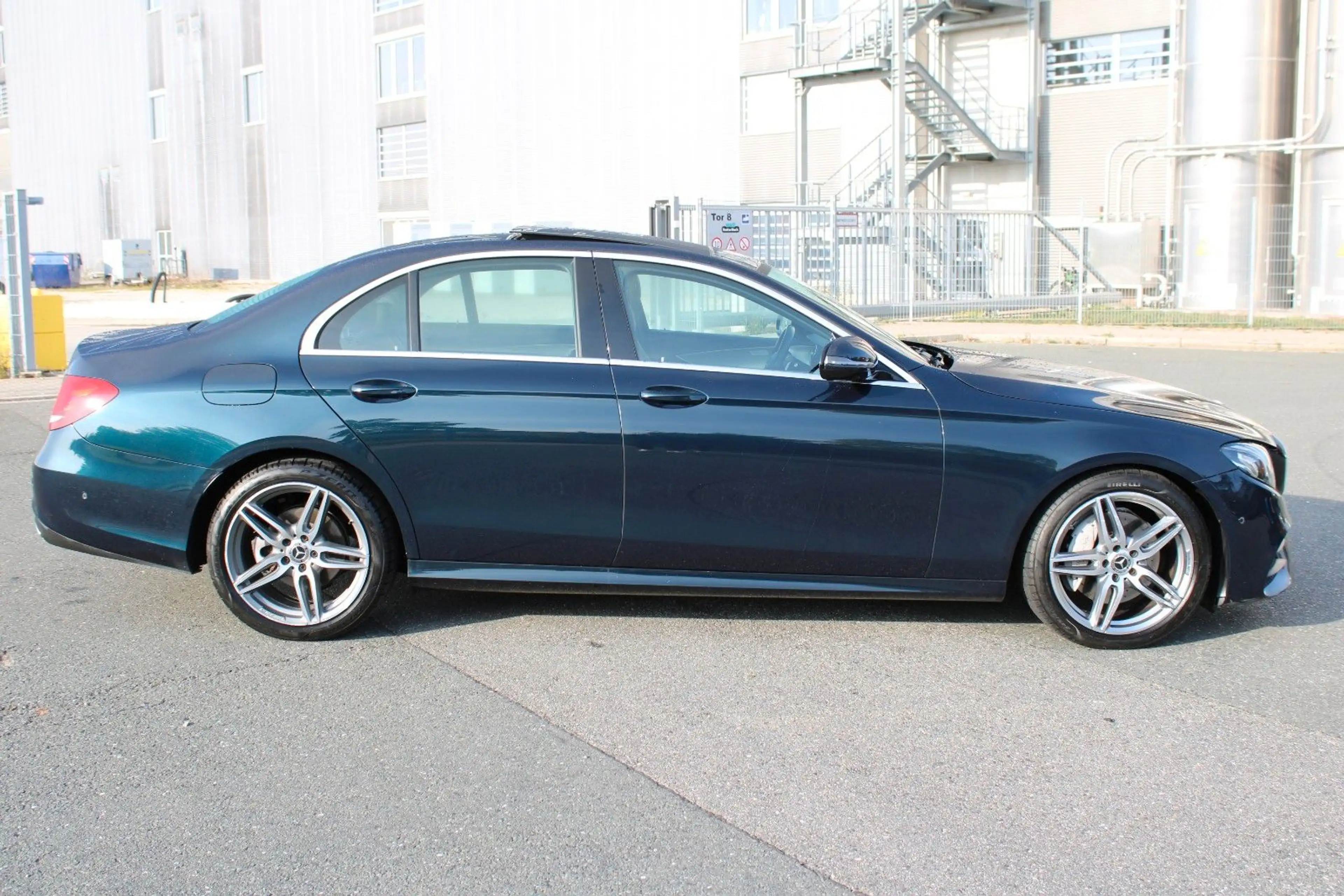 Mercedes-Benz E 220 d Limousine AMG-Line Pano LED Leder 19"Alu — photo 5