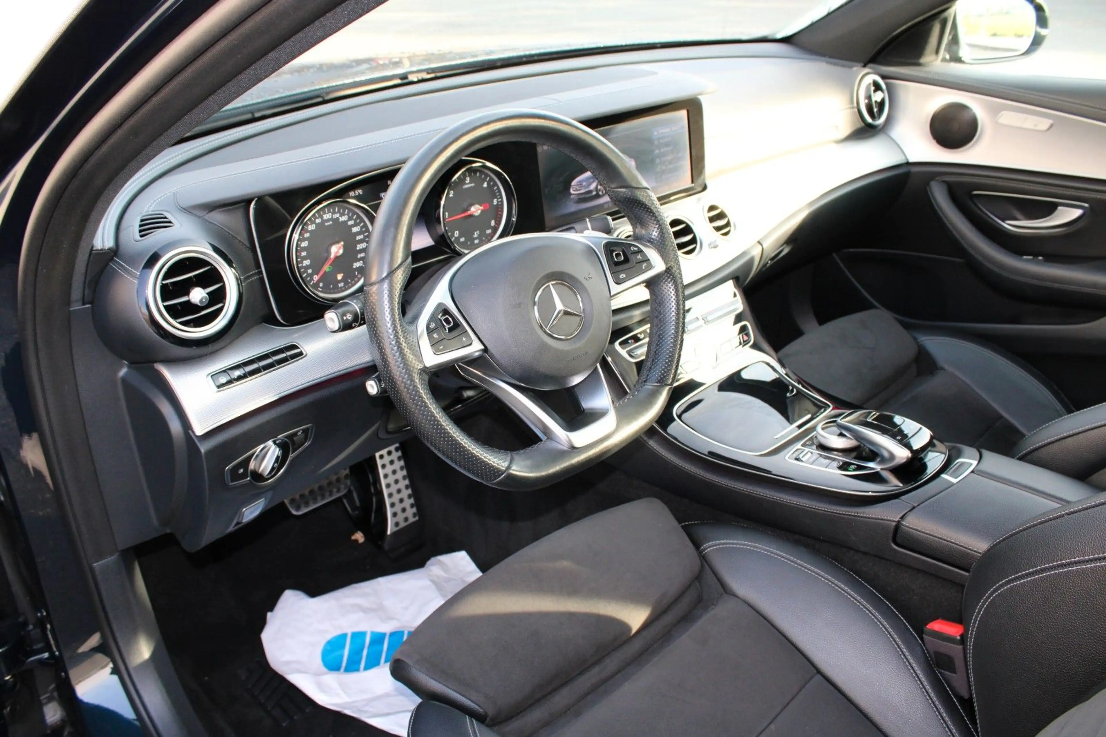 Mercedes-Benz E 220 d Limousine AMG-Line Pano LED Leder 19"Alu — photo 13