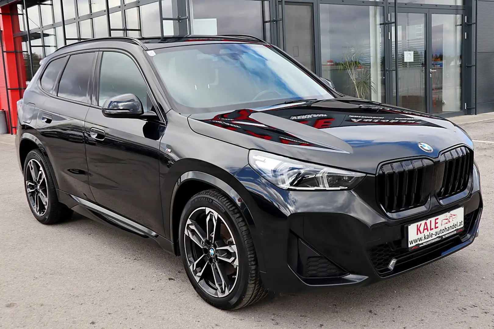 BMW X1 sDrive18d Aut.*M-Paket*1.Besitz*LED*19 Zoll*AHK* Schwarz - 2