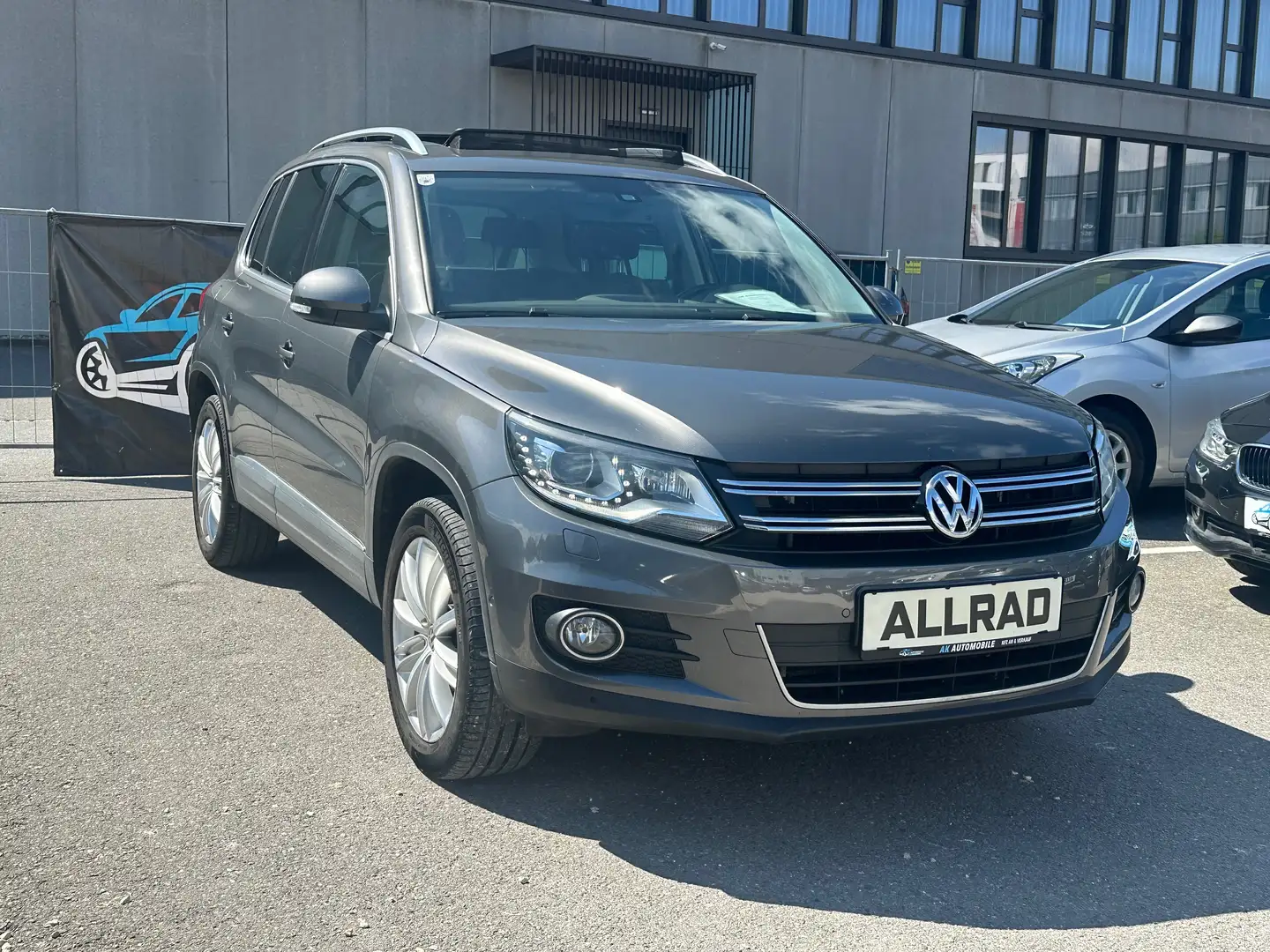Volkswagen Tiguan 2,0 TDI BMT 4Motion Sky DPF Grau - 2