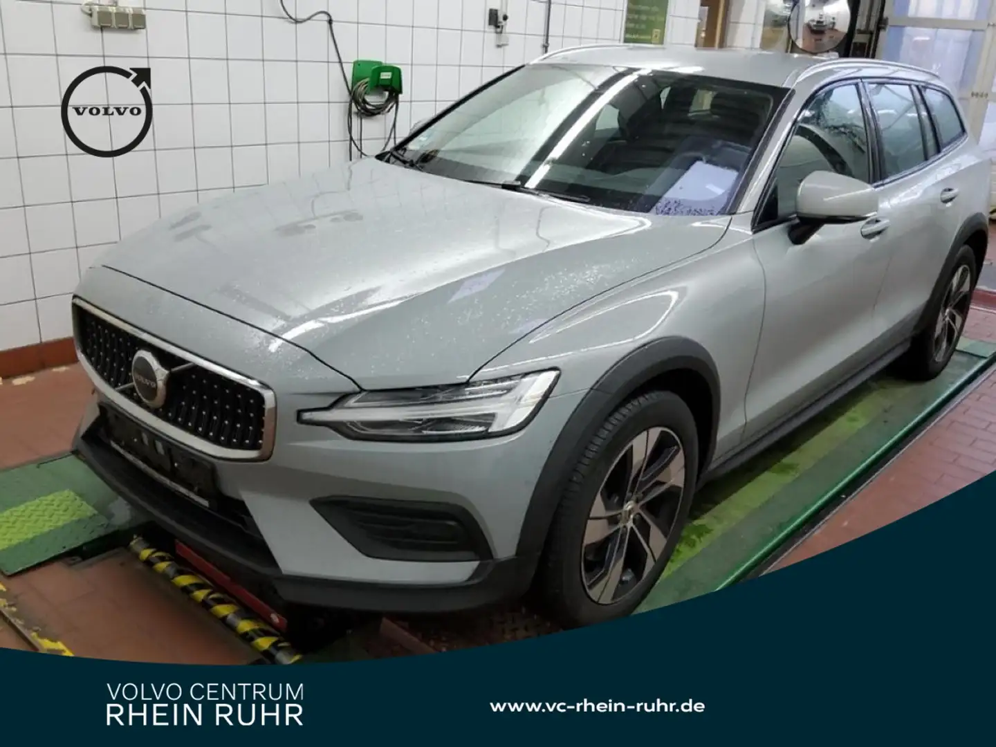 Volvo V60 Cross Country B4 (D) AWD PLUS WINTERPAK+LM+ Grau - 1