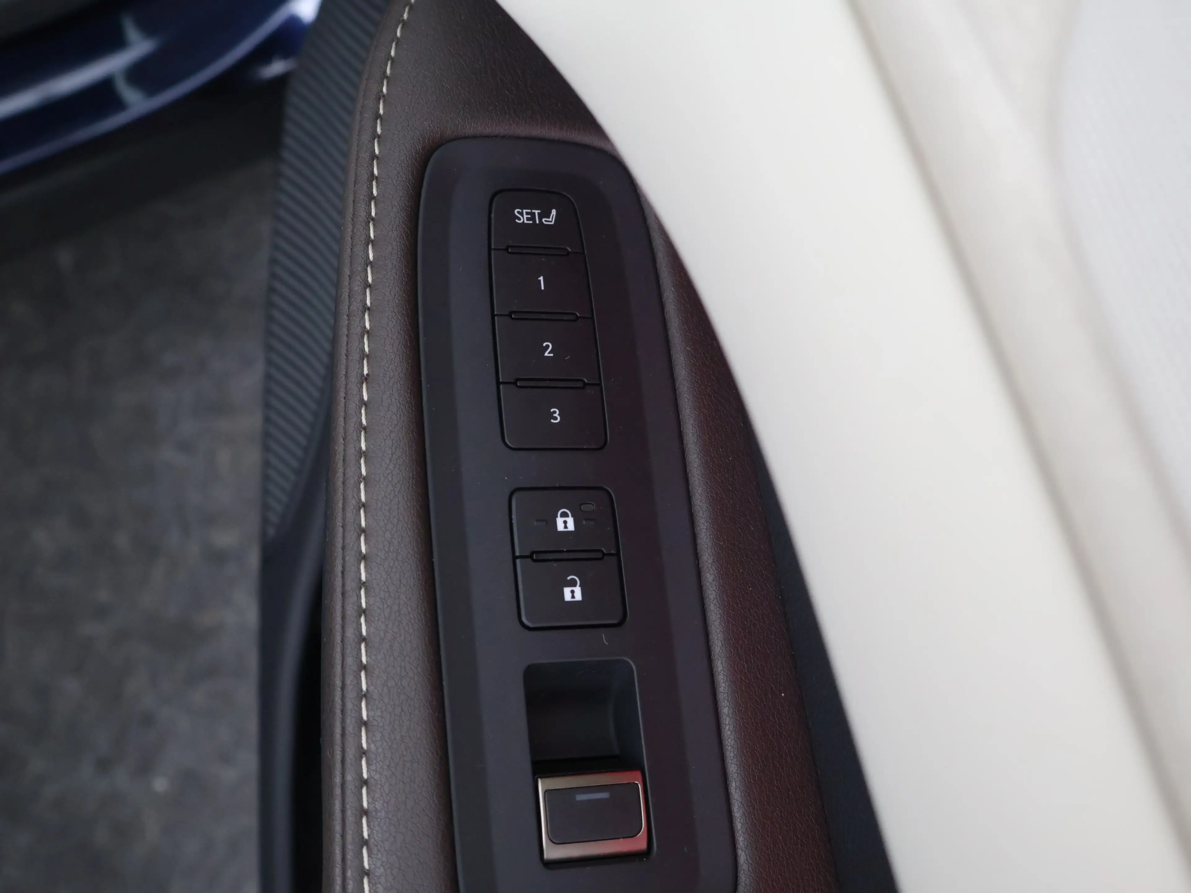 Lexus RX 450h 450h+ Plug-in Hybrid AWD President Line | Panorama — photo 10