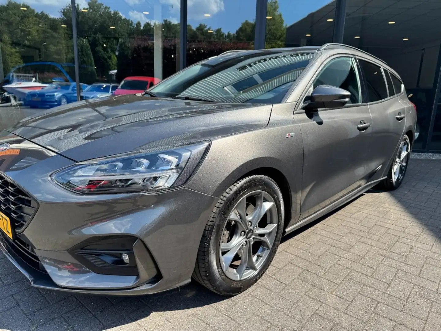 Ford Focus Wagon 1.5 EcoB.183pk ST-Line,Winterpack,Keyless,B& Grijs - 2