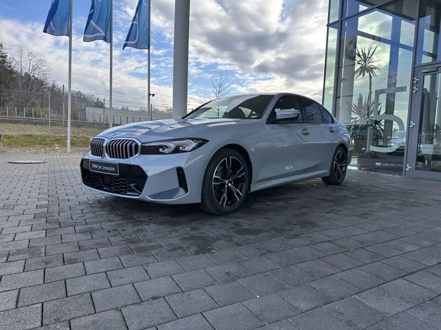 BMW 320 i Limousine M Sportpaket Grau - 2