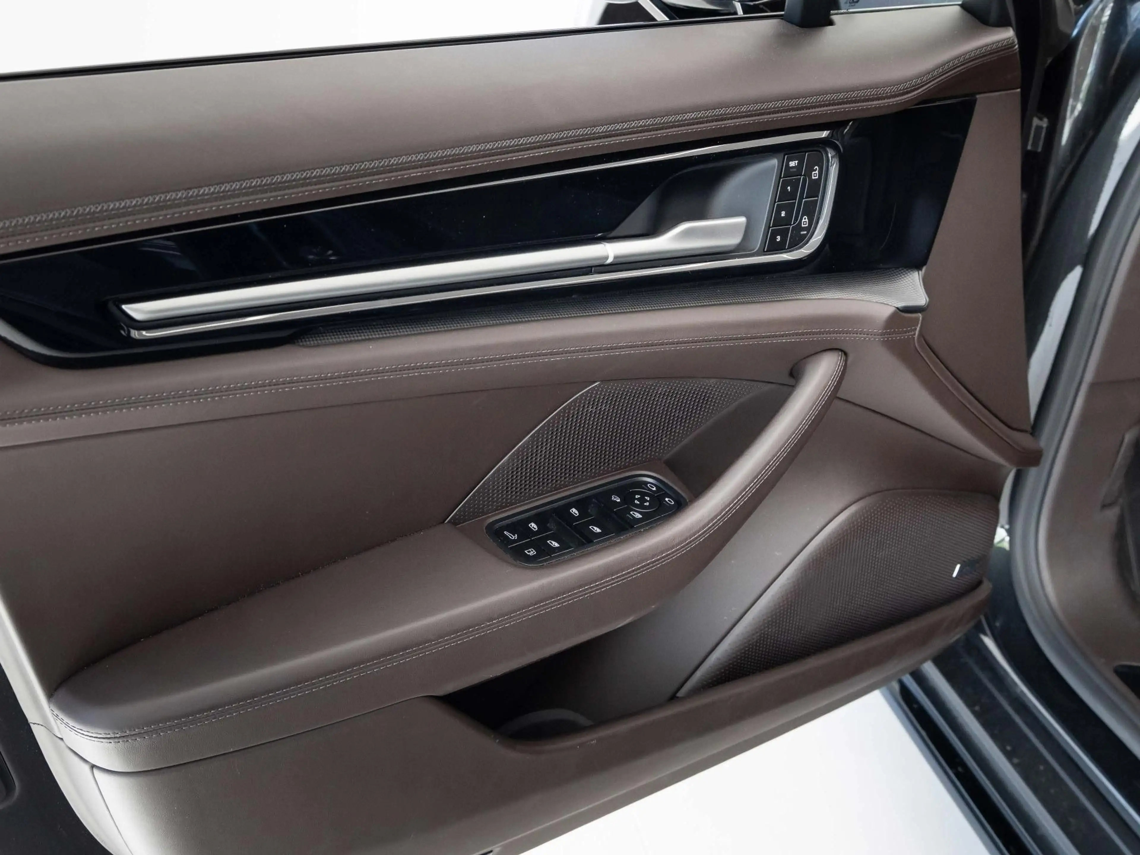 Porsche Panamera Turbo S E-Hybrid von BENTLEY FRANKFURT — photo 20