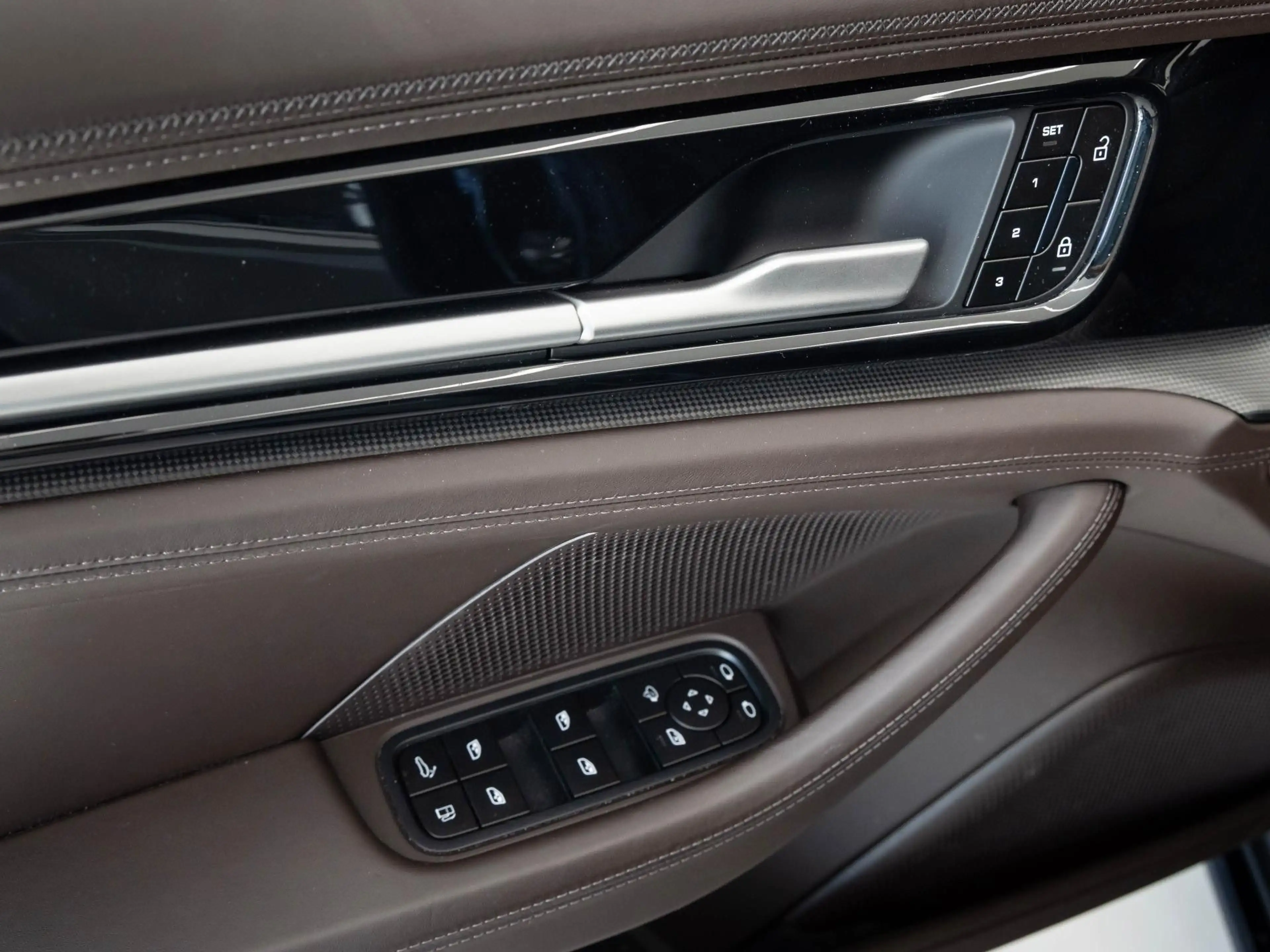 Porsche Panamera Turbo S E-Hybrid von BENTLEY FRANKFURT — photo 21