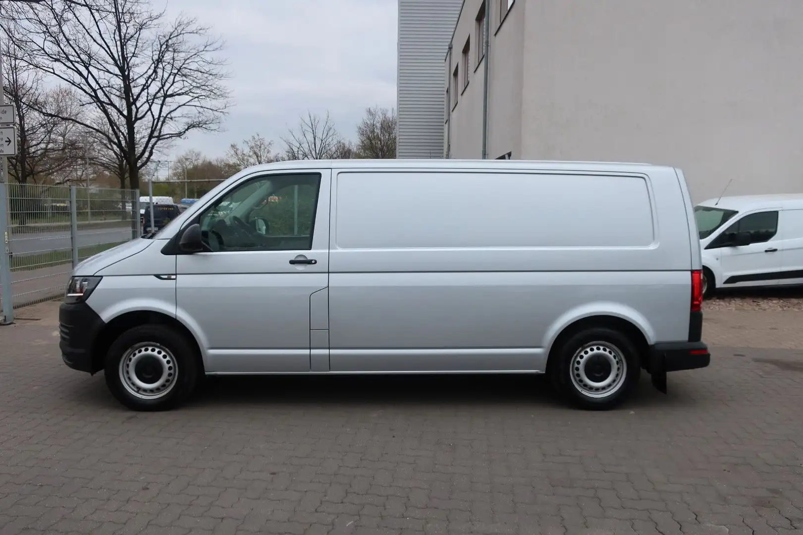 Volkswagen T6 Transporter Kasten lang/Klima/PDC/Werkstatt. Silber - 2