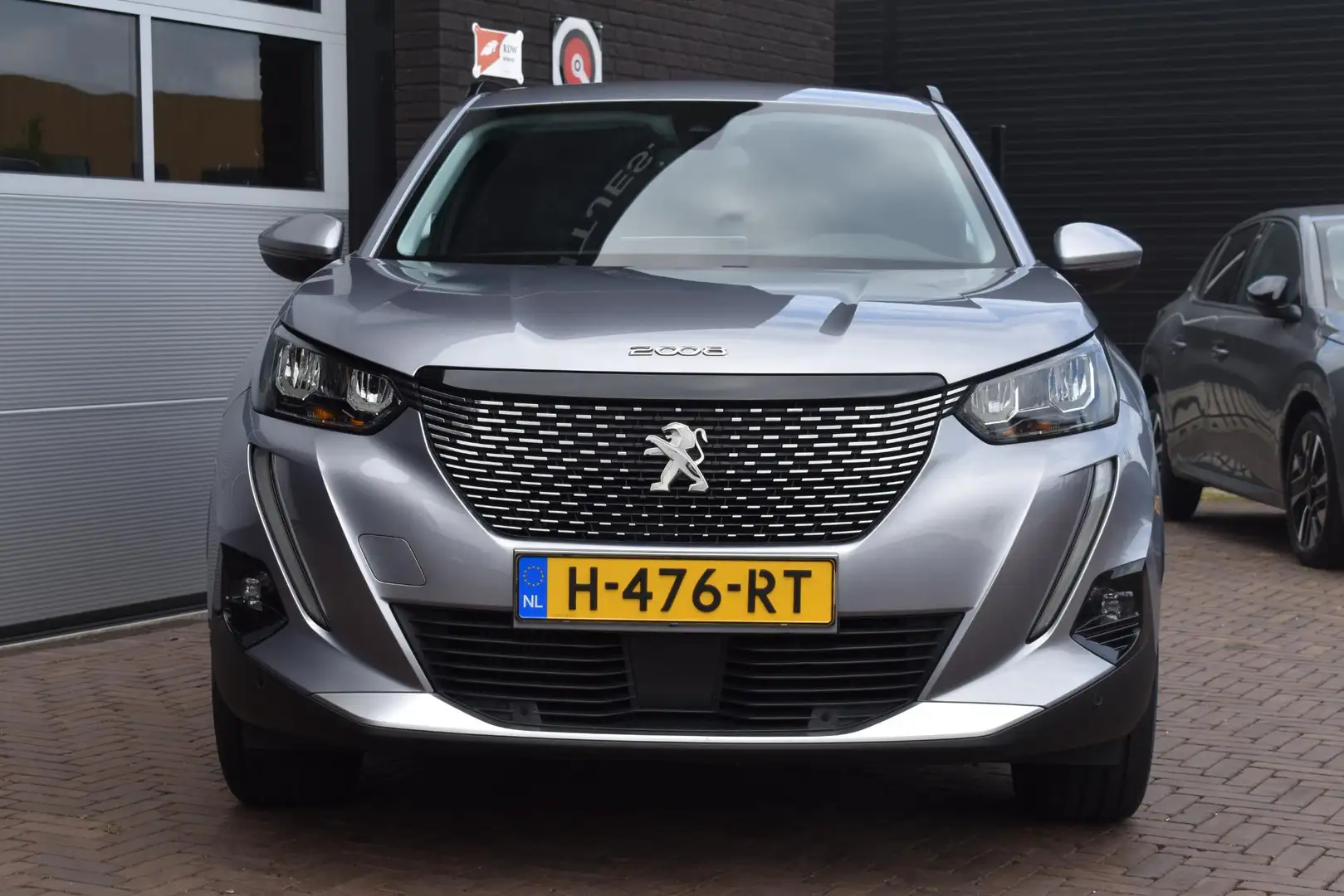 Peugeot 2008 1.2 130PK PureTech Allure Pack | Camera | Navi | I Grijs - 2