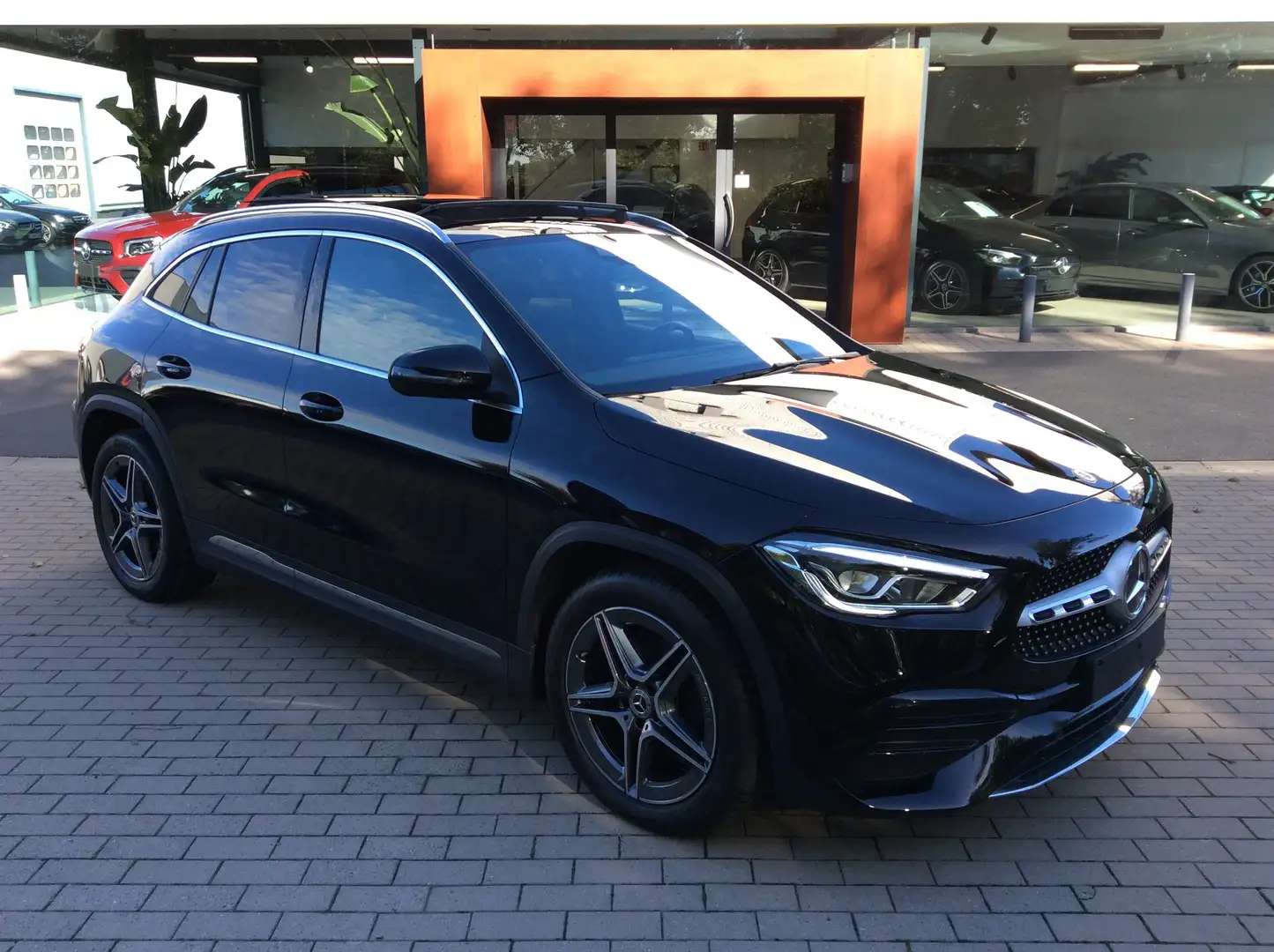 Mercedes-Benz GLA 250 4Matic 8G-DCT AMG Line * PANO * DAB * SFEERLICHT Noir - 1
