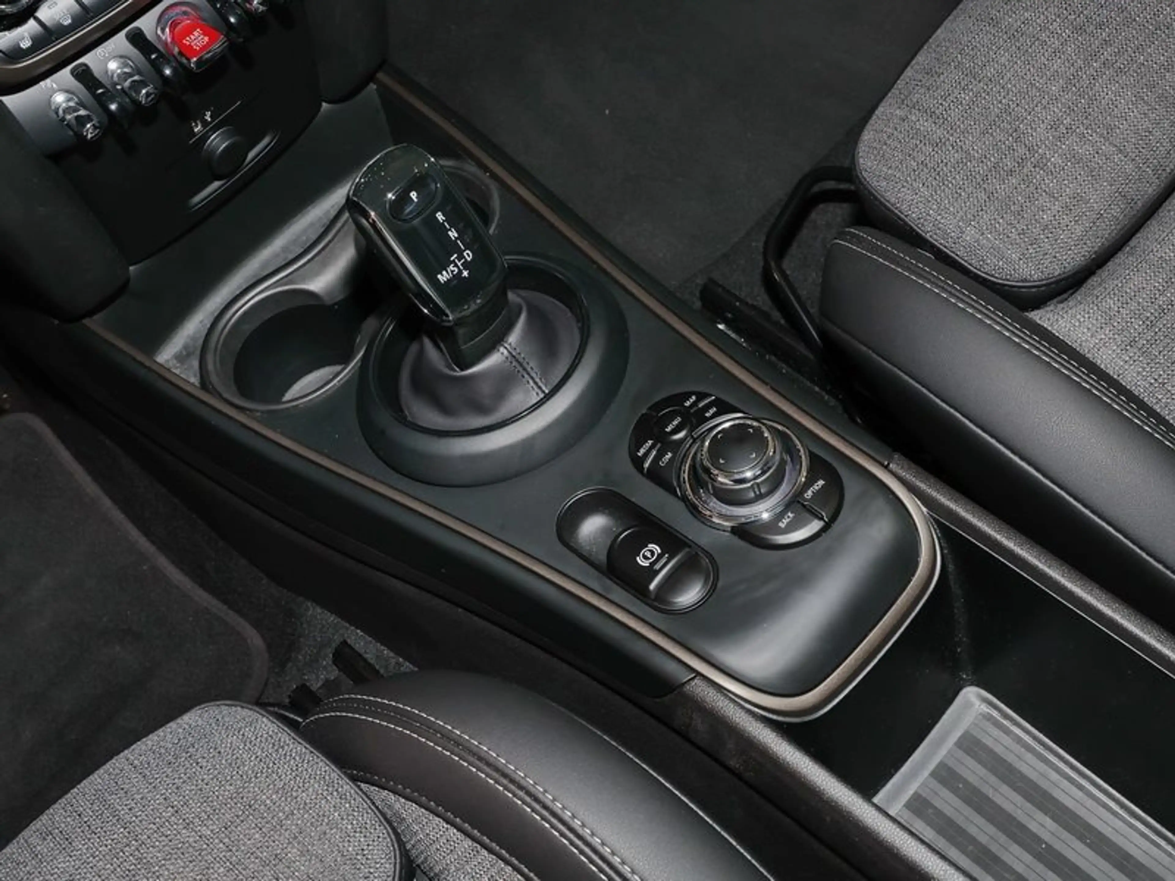 MINI Cooper Countryman Navi LED 17" BT USB PDC DAB — photo 8