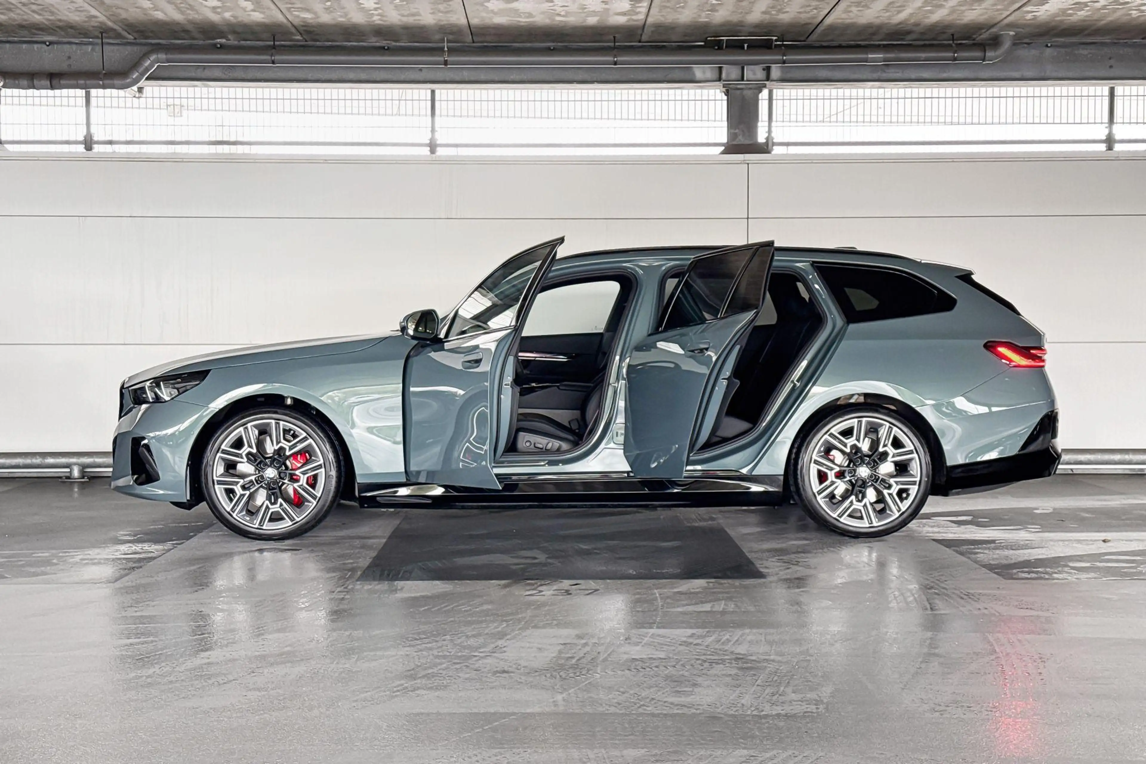 BMW i5 Touring eDrive40 84 kWh — photo 3