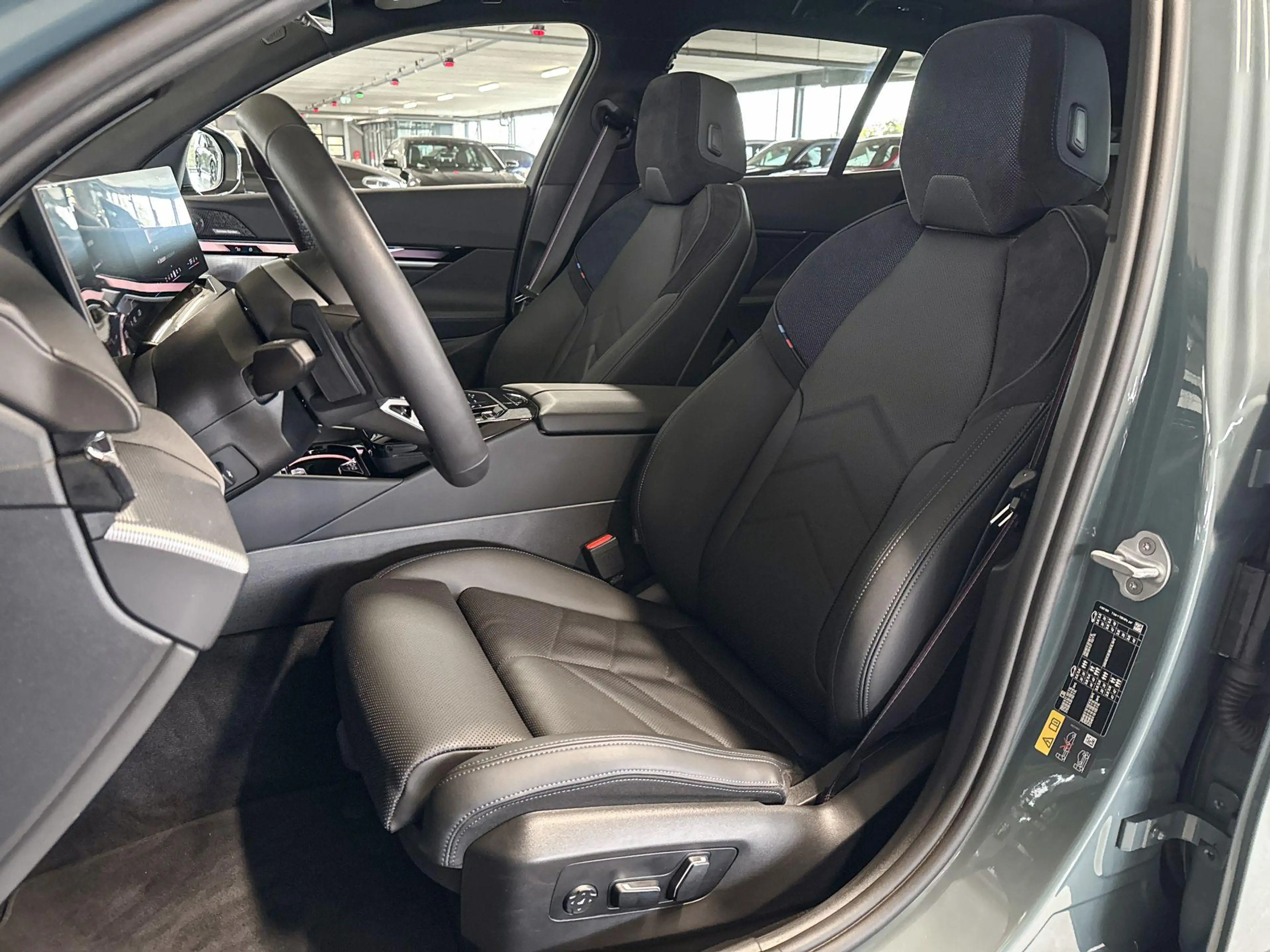 BMW i5 Touring eDrive40 84 kWh — photo 9