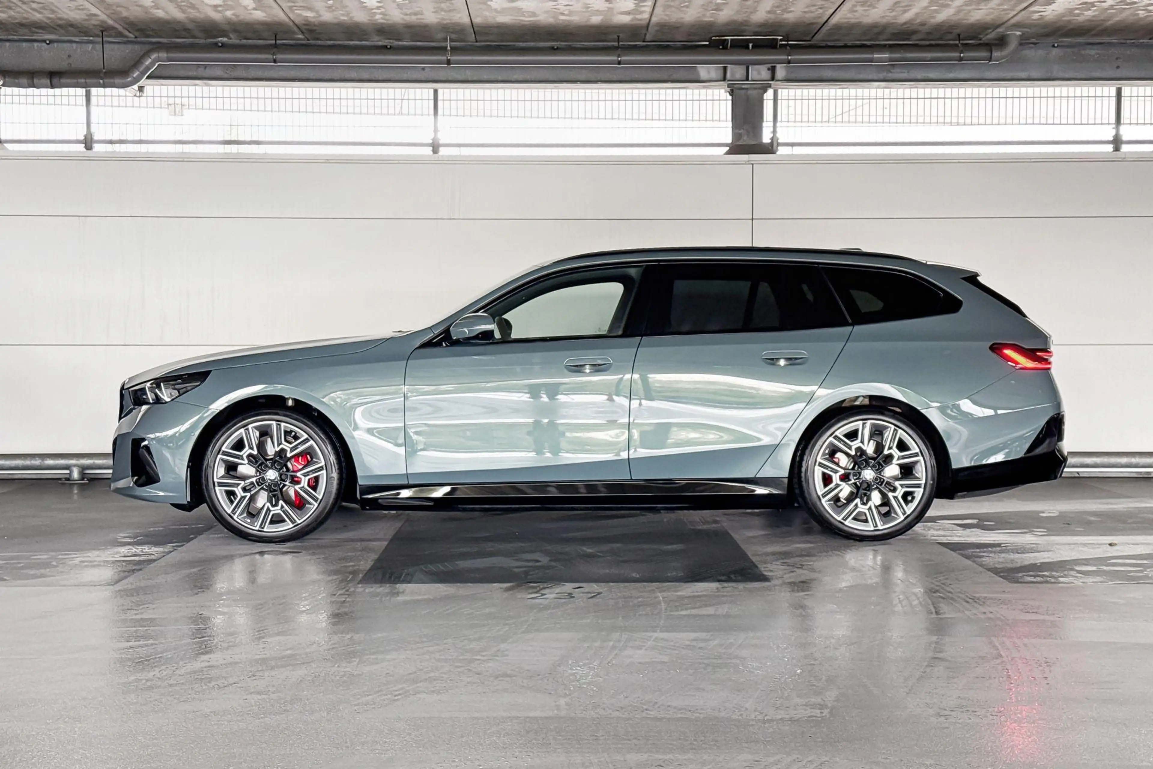 BMW i5 Touring eDrive40 84 kWh — photo 2