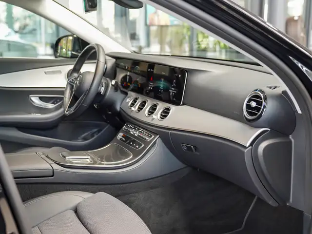 Mercedes-Benz E-Class view 7