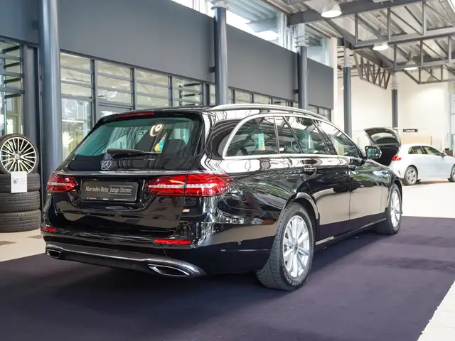 Mercedes-Benz E-Class view 3
