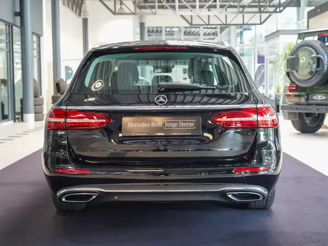 Mercedes-Benz E-Class view 4