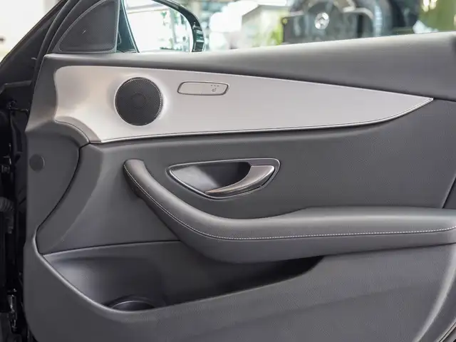 Mercedes-Benz E-Class view 9
