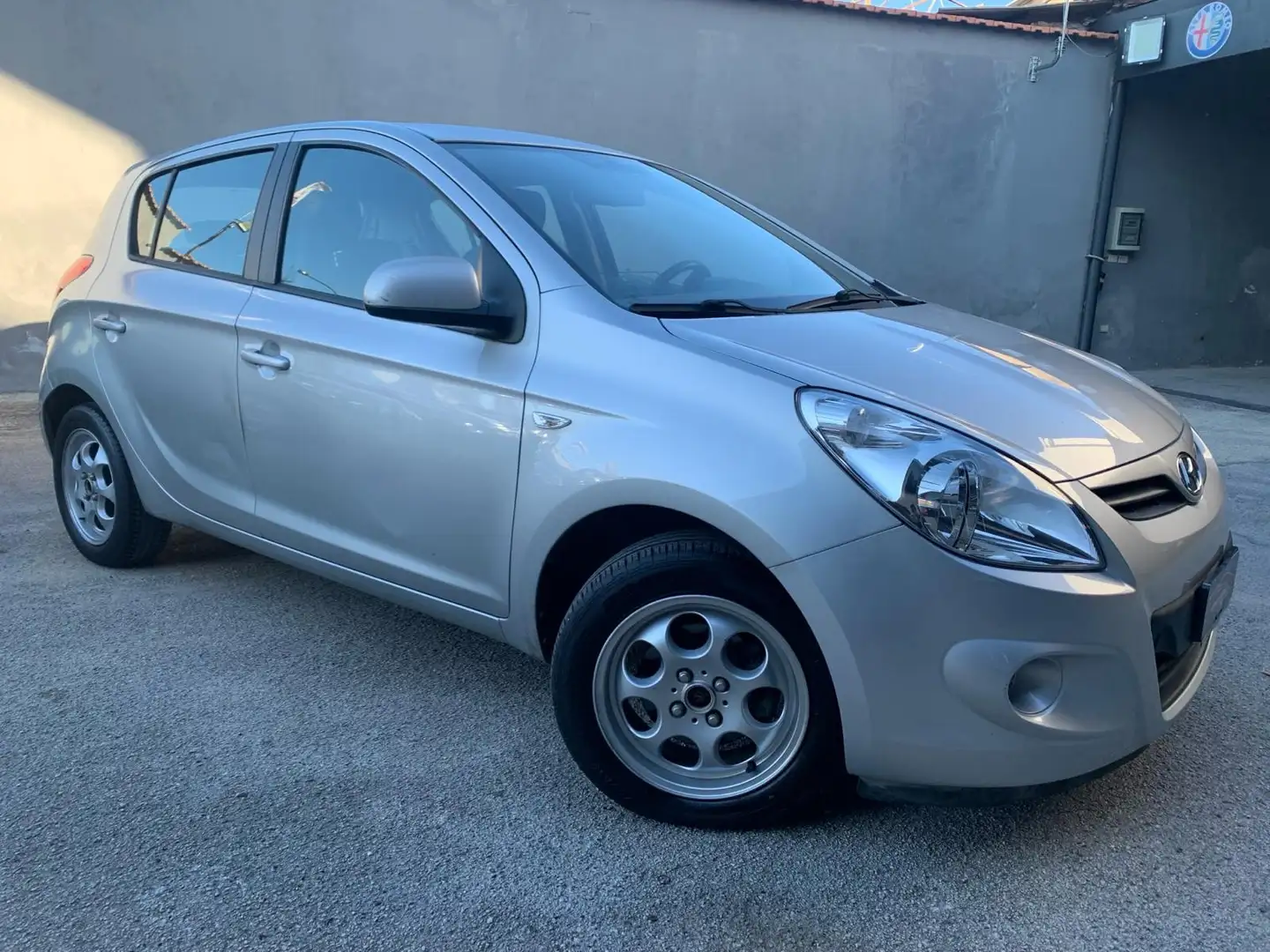 Hyundai i20 5p 1.4 crdi Comfort neopatentati Argento - 1