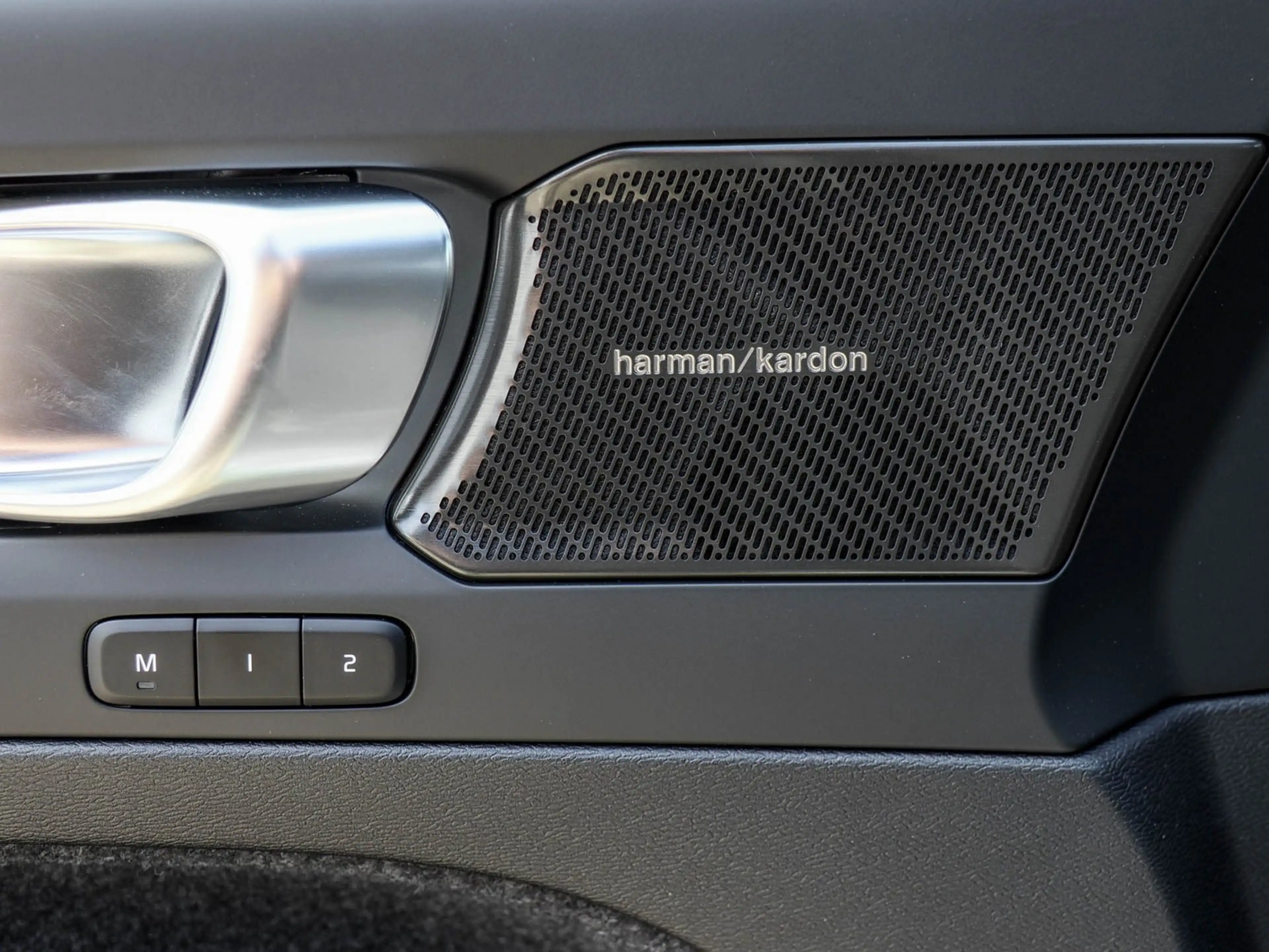 Volvo EX40 Single Motor Extended Range RWD Ultra Black Edi... — photo 13