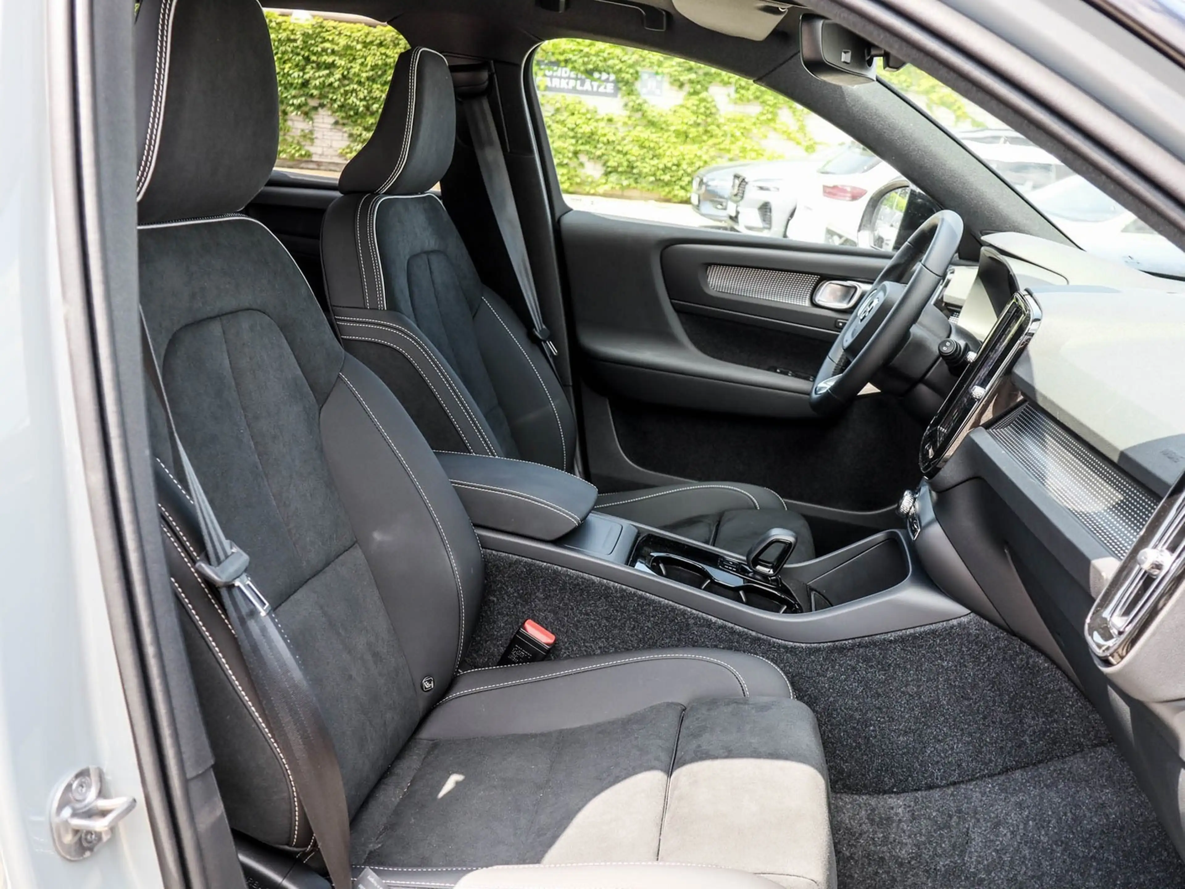 Volvo EX40 Single Motor Extended Range RWD Ultra Black Edi... — photo 6