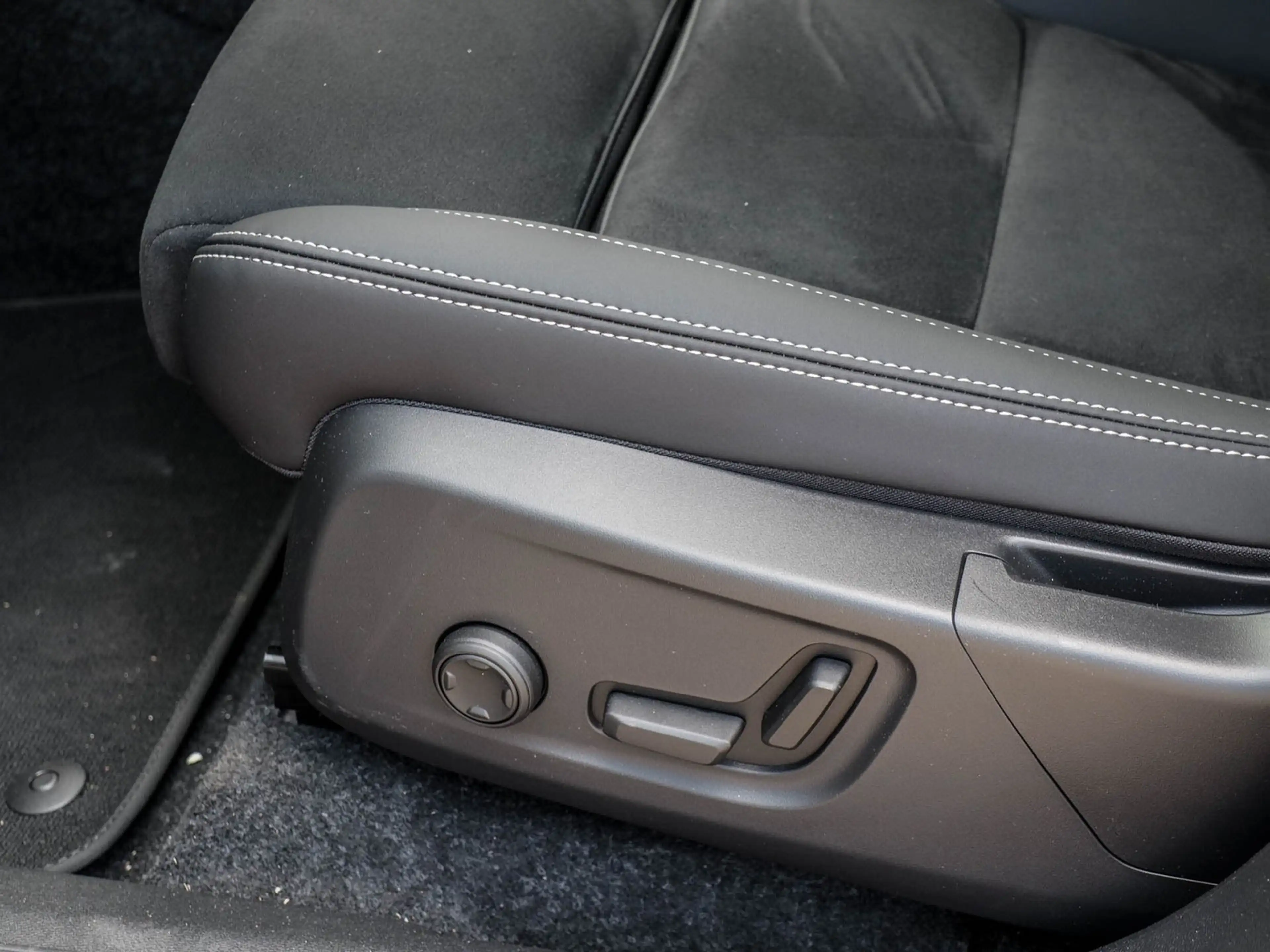 Volvo EX40 Single Motor Extended Range RWD Ultra Black Edi... — photo 12