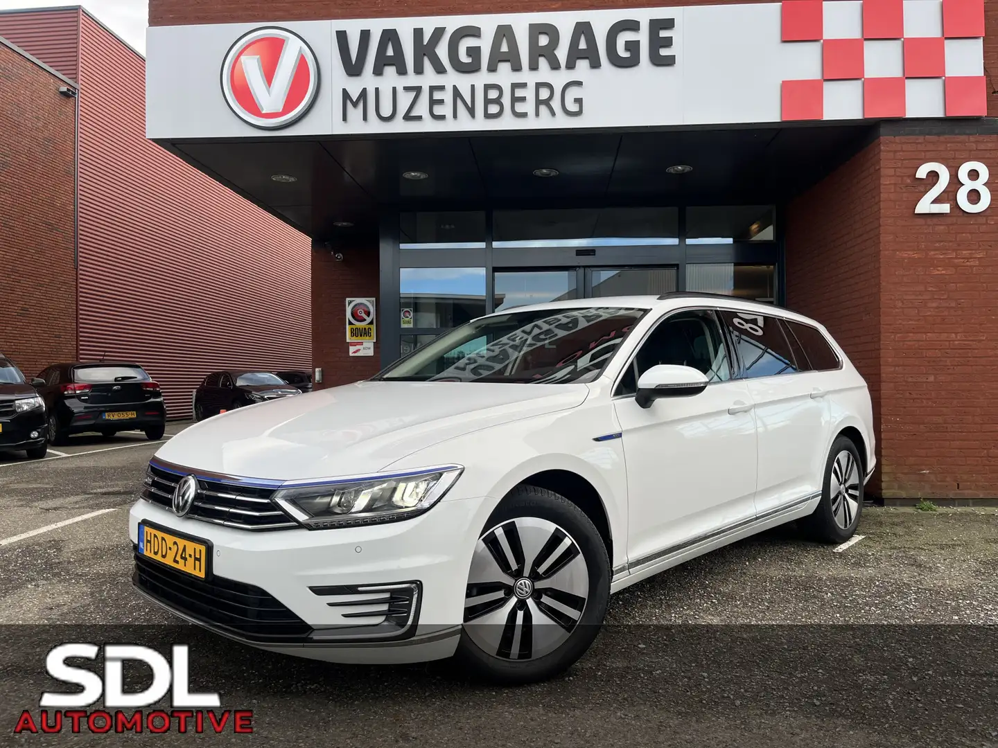Volkswagen Passat Variant 1.4 TSI GTE Highline // FULL LED // NAVI // CAMERA Wit - 1