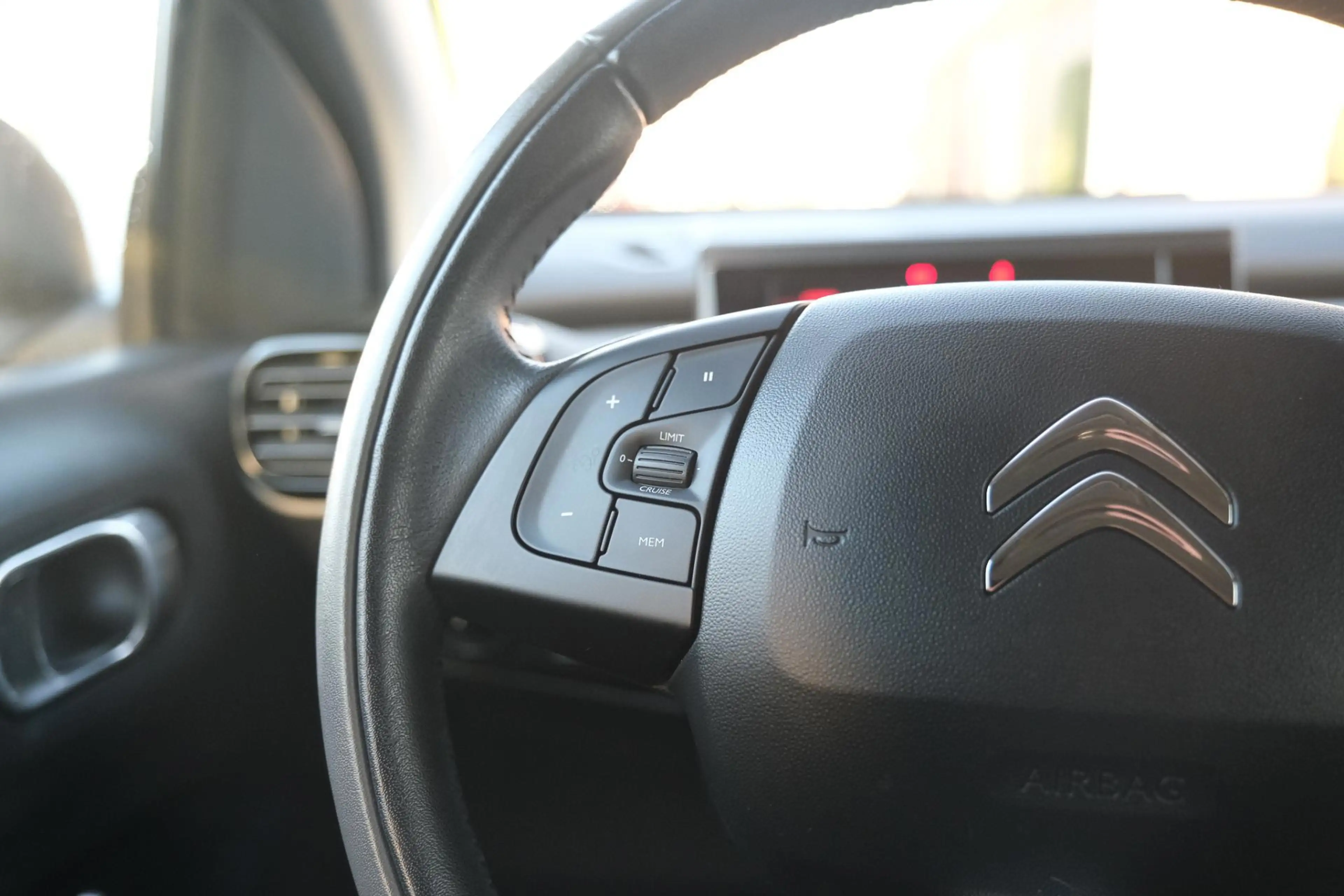 Citroen C4 Cactus 1.2 PureTech W — photo 20