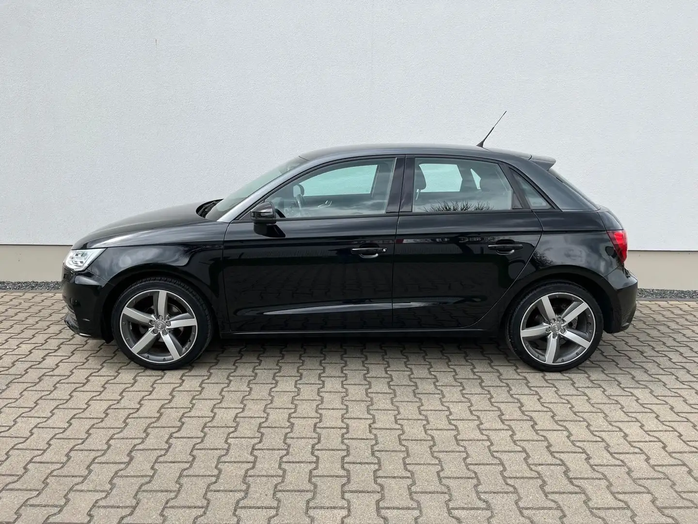 Audi A1 Sportback S-line *ORIGINAL KM* Schwarz - 2