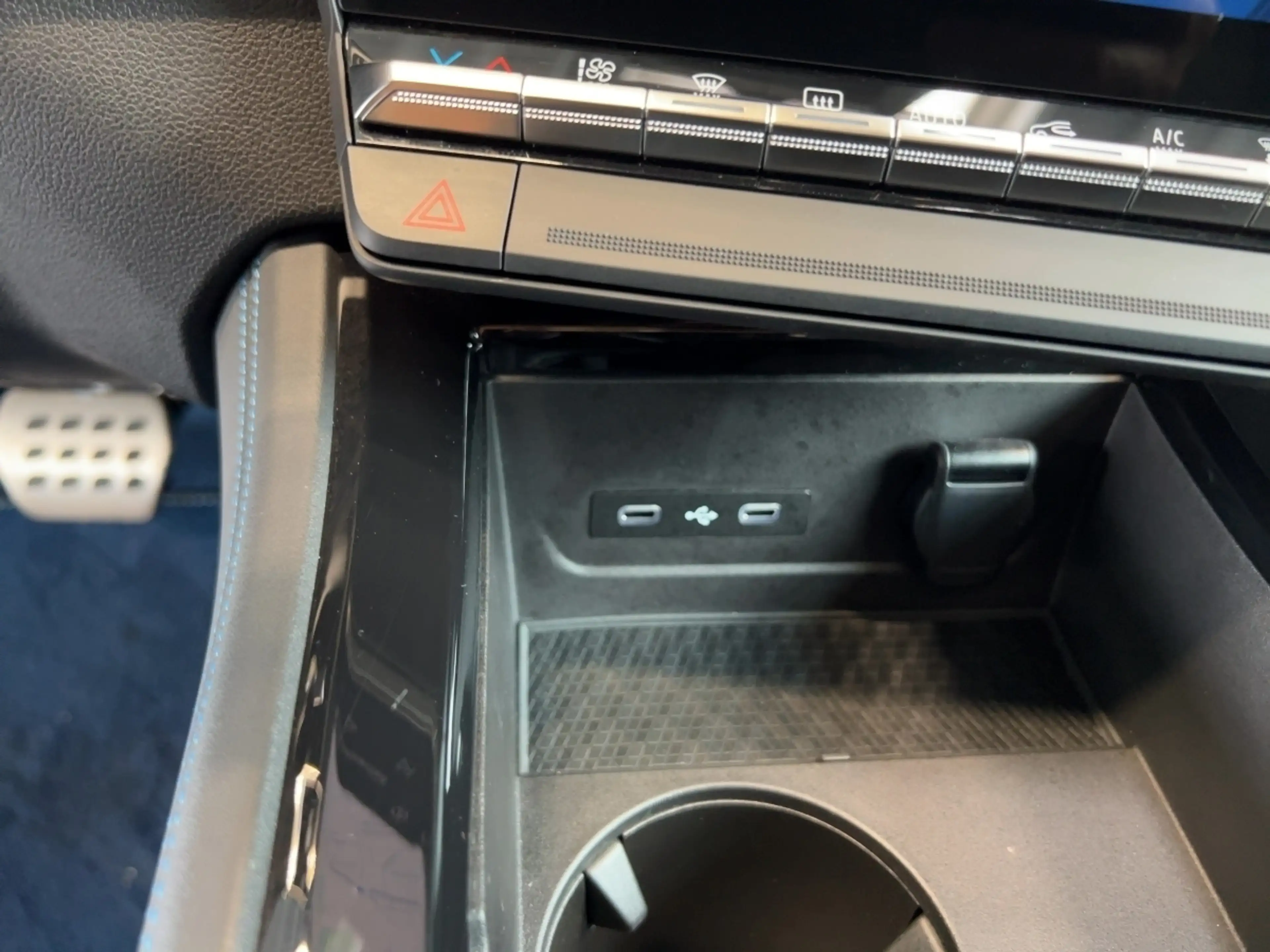 Renault Rafale Atelier Alpine E-Tech Plug-in Hybrid 300 4x4 — photo 17